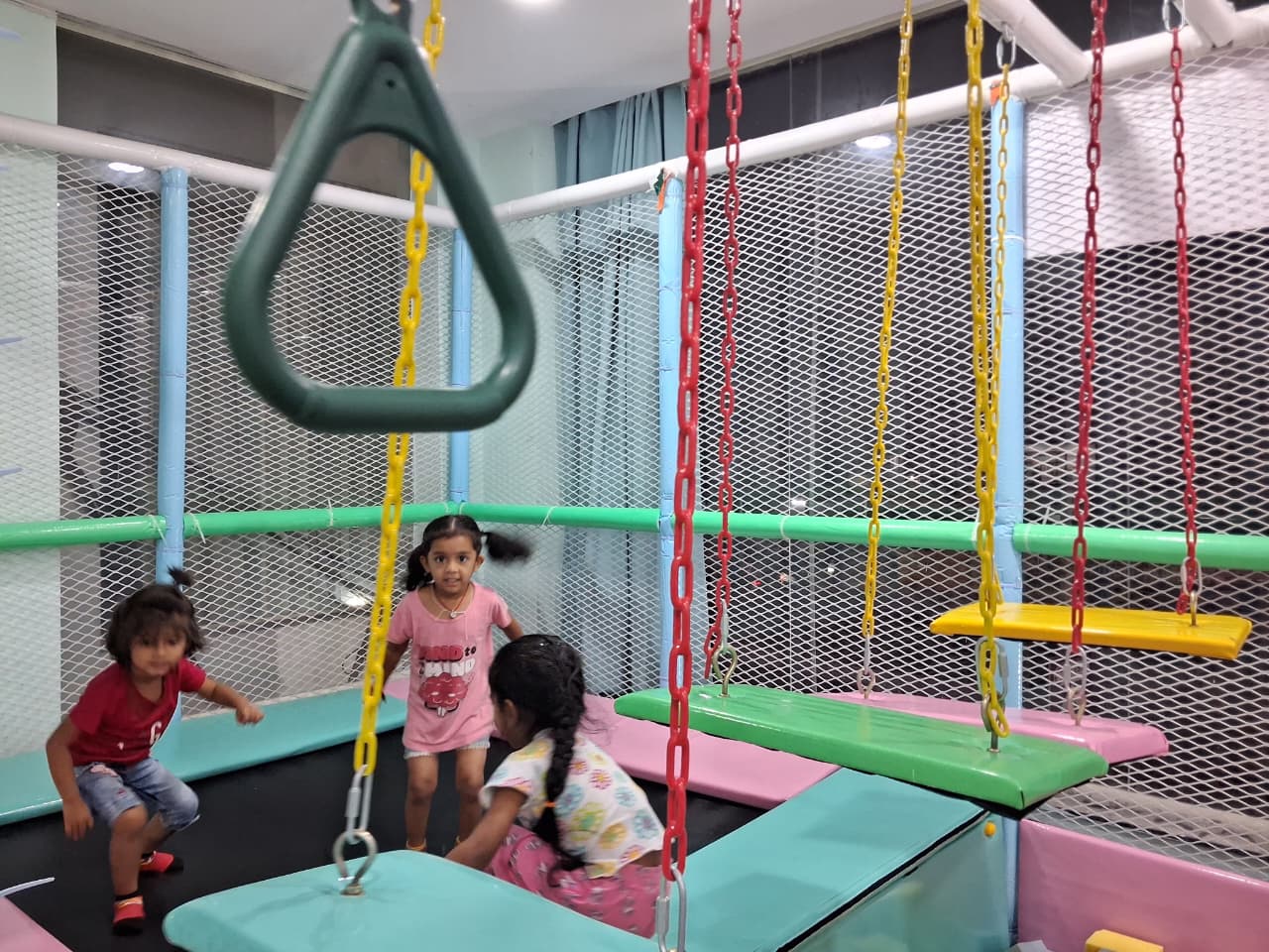 Soft play climbing and hanging elements at Cocomelos